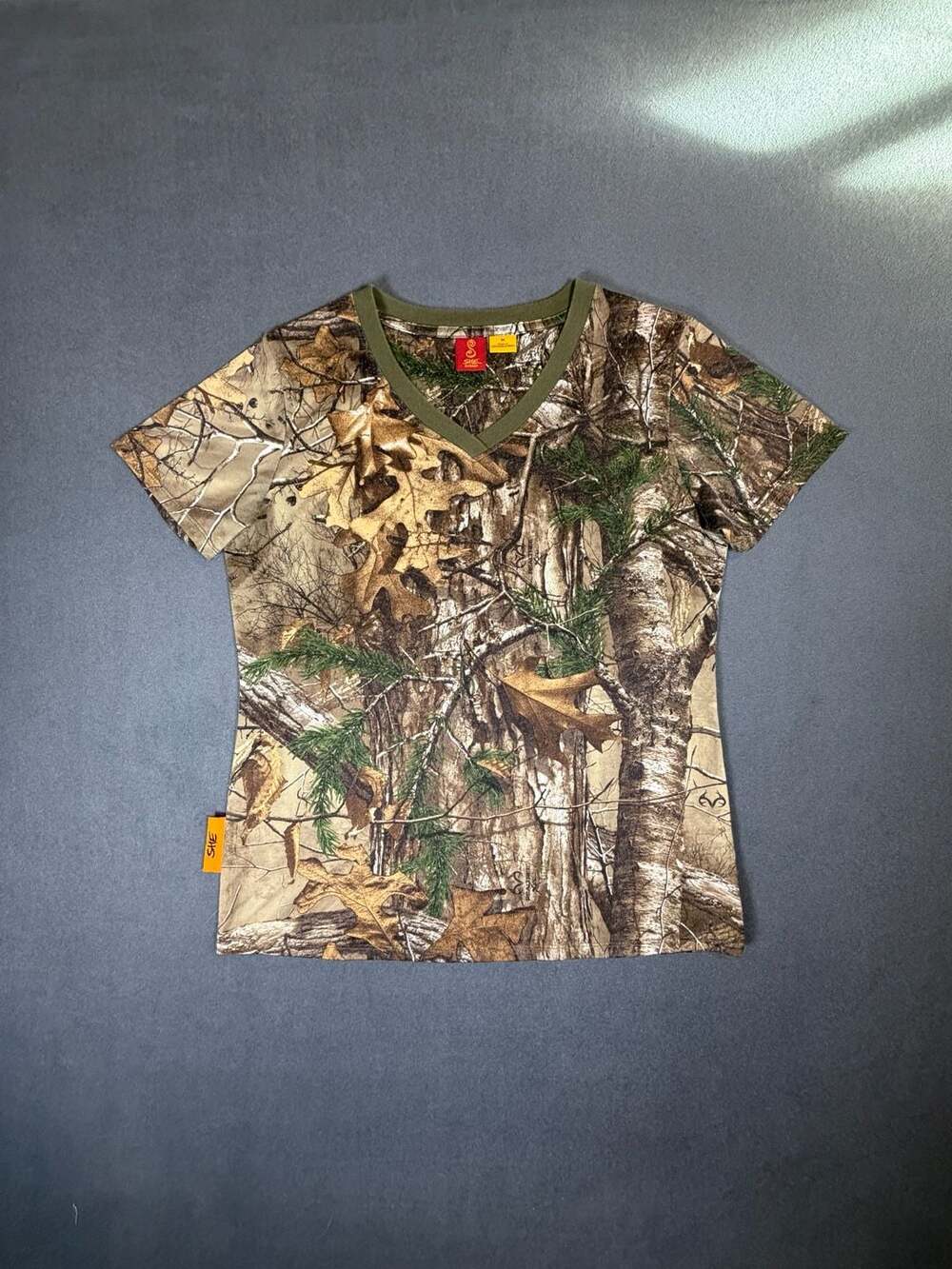 She Outdoor T-Shirt Size M Realtree Camo V-Neck Short Sleeve